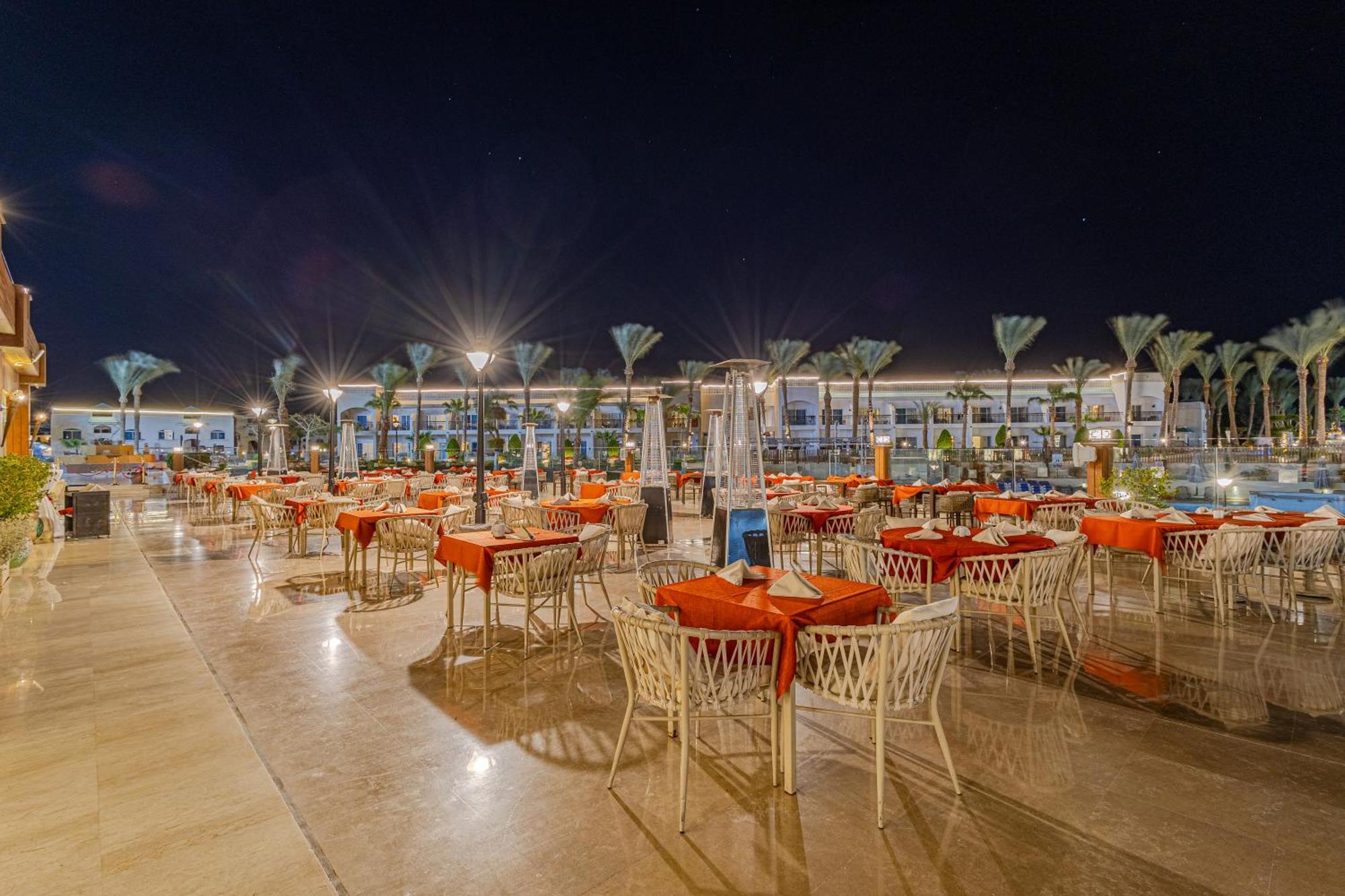 Sultan Gardens Resort Sharm El Sheikh Exterior photo The resort at night